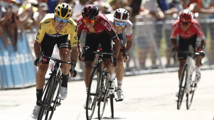 Primoz Roglic, Egan Bernal y Nairo Quintana esprintan durante la segunda etapa del Tour de l'Ain.