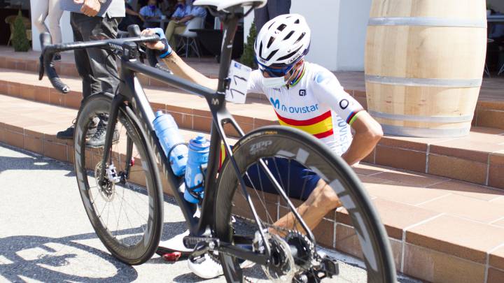 El campeón de España de ciclismo Alejandro Valverde, con mascarilla antes de la salida de la cuarta etapa de la Vuelta a Burgos 2020.