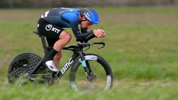 El ciclista belga del NTT Victor Campenaerts rueda durante una contrarreloj.