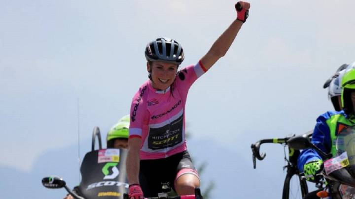 Annemiek Van Vleuten celebra una victoria de etapa en el Giro Rosa.