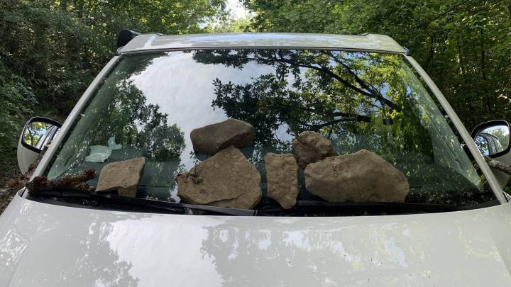 Imagen del coche de Markel Irizar con piedras en la luna del vehículo.