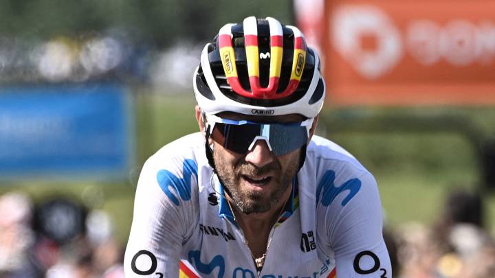 Alejandro Valverde llega a la meta de Mégeve tras la quinta etapa del Criterium du Dauphine 2020.