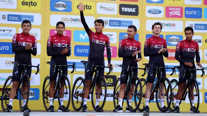 Egan Bernal posa junto a Richard Carapaz, Brandon Rivera, Sebastian Henao, Ivan Basso y Jhonatan Narvaez antes de tomar la salida en el Tour Colombia 2.1 con el equipo Ineos.