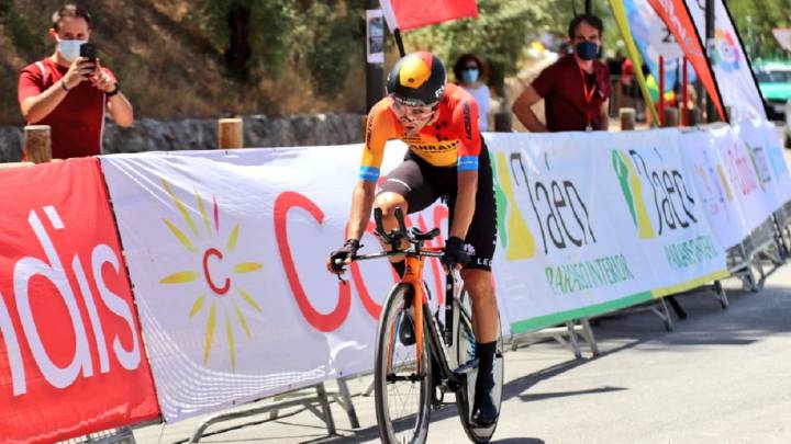 Pello Bilbao llega a la meta durante la prueba masculina de contrarreloj de los Campeonatos de España de Ciclismo en Ruta de Jaén.