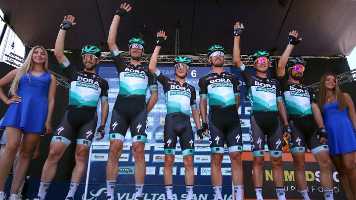 Los ciclistas del Bora-Hansgrohe saludan antes de tomar la salida en la Vuelta a San Juan.