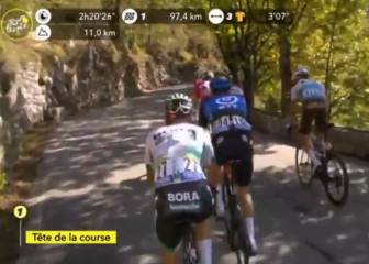 ¡Se queda el micrófono abierto mientras va al baño en pleno despacho del Tour!