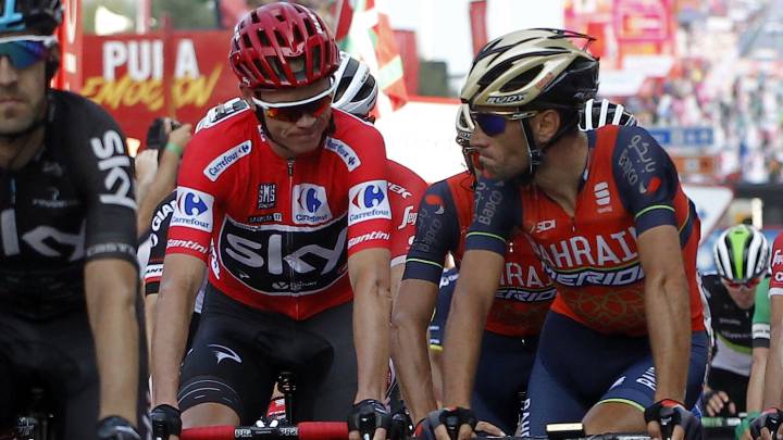 Chris Froome y Vincenzo Nibali charlan antes de una etapa en la Vuelta a España 2017.