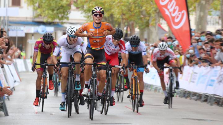 Juan Ayuso celebra su victoria en los Campeonatos de España de Ciclismo en Ruta en categoría junior.
