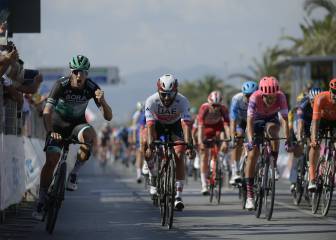 Ackermann, sentado y pegado a la valla, se impone al esprint