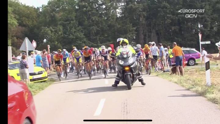 El pelotón rueda agrupado durante el tramo neutralizado de la segunda etapa del Skoda Tour en Luxemburgo como protesta por la falta de seguridad en la carrera.