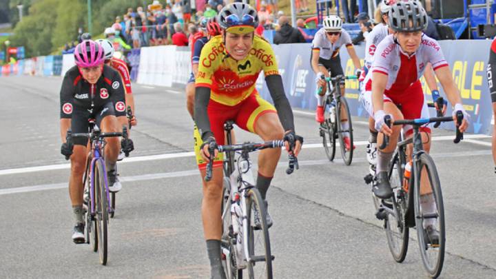 Mavi García, durante la prueba de fondo de los Campeonatos de Europa de Ciclismo en Ruta 2020 en Plouay.