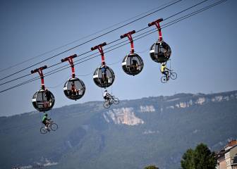 Ciclistas voladores para celebrar el paso del Tour