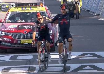 Kwiatkowski se impone abrazado a Carapaz en la fiesta del Ineos