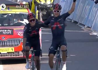 Un momento histórico y una imagen preciosa: Carapaz, Kwiatkowski y el respeto