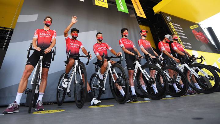 Los corredores del Arkéa-Samsic, en el podio antes de la salida de la 18ª etapa del Tour de Francia entre Bourge-en-Bresse y Champagnole.