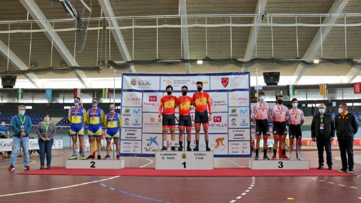 Alfonso Cabello posa junto a Sergio Aliaga y Juan Peralta tras proclamarse campeones de España de velocidad por equipos en los Campeonatos de España de Ciclismo en Pista de Tafalla.