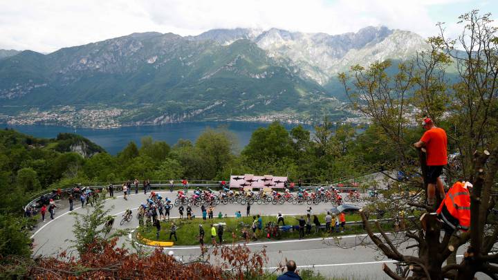 El pelotón rueda durante la decimoquinta etapa del Giro de Italia entre Ivrea y Como.
