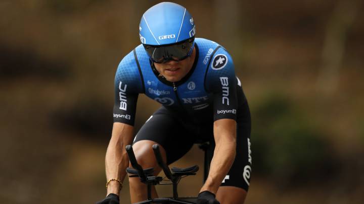 Edvald Boasson Hagen rueda con el maillot del NTT durante la crono final en La Planche des Belles Filles en el Tour de Francia 2020.