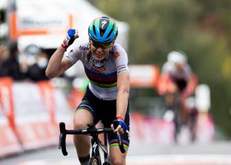 Anna Van der Breggen viste de arcoíris al Muro de Huy