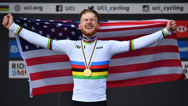 Quinn Simmons posa con la bandera de Estados Unidos tras proclamarse campeón del mundo de fondo en categoría junior en los Mundiales de Ciclismo en Ruta de Yorkshire 2019.