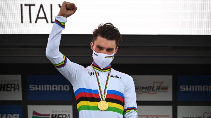 Julian Alaphilippe posa con el maillot arcoíris como campeón del mundo en los Mundiales de Ciclismo en Ruta de Imola 2020.