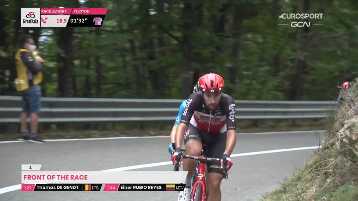 El ciclista belga del Lotto-Soudal Thomas de Gendt rueda por delante de Einer Rubio durante la subida a Valico di Montescuro en la quinta etapa del Giro de Italia 2020 con final en Camigliatello Silano.