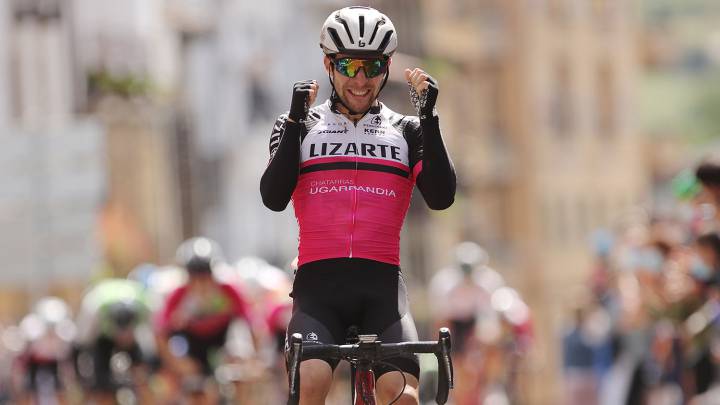 El ciclista del Lizarte Jordi López celebra un triunfo durante una carrera.