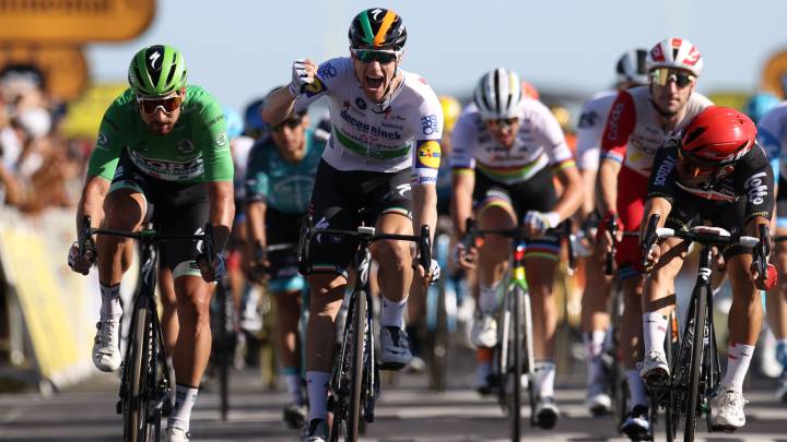 El irlandés Sam Bennett celebra su victoria al esprint en la décima etapa del Tour de Francia 2020 en Saint-Martin de Ré.