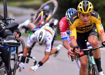 Una moto mandó por los aires a Alaphilippe en Flandes