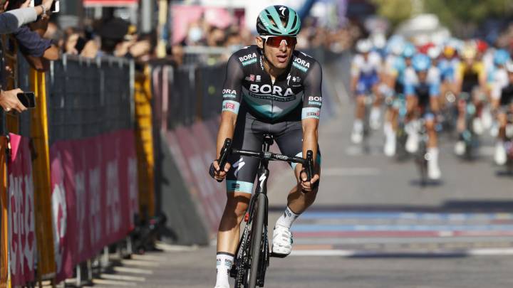 Rafal Majka llega a meta en la séptima etapa del Giro de Italia 2020.