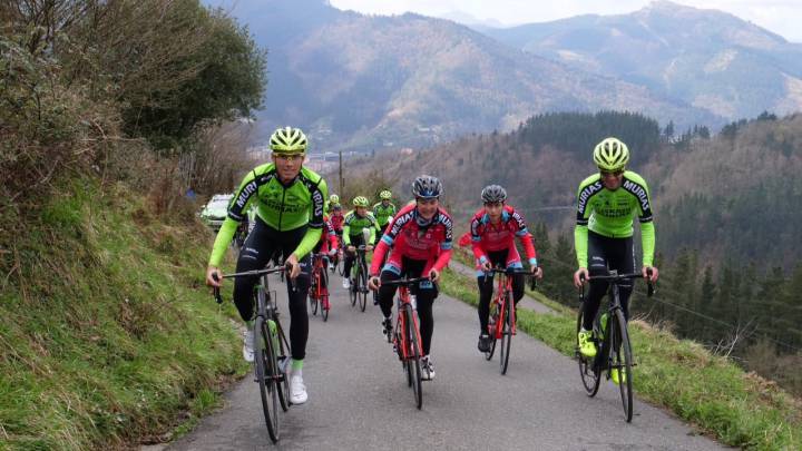 Los ciclistas del Euskadi-Murias y del Bizkaia-Durango reconocen la subida a Arrate, final de la primera etapa de La Vuelta 2020.