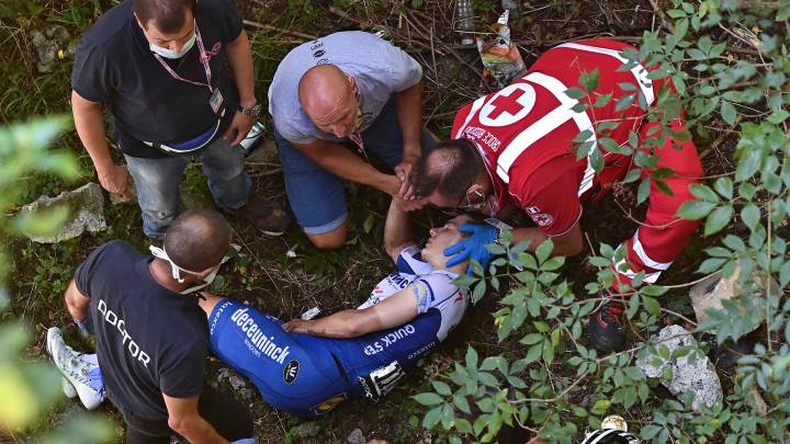 Remco Evenepoel es atendido tras su grave caída en el Giro de Lombardía 2020.