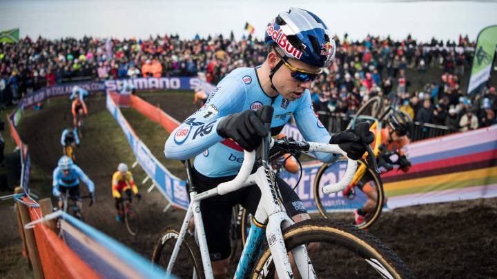 Wout Van Aert compite durante los Mundiales de Ciclocross de 2019 en Bogense (Dinamarca).