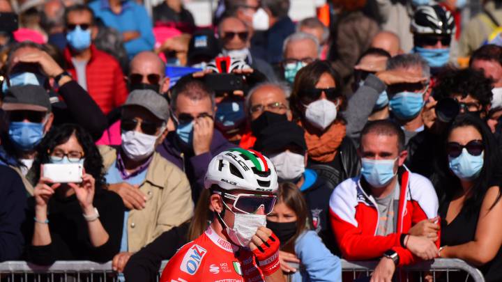 Aficionados con mascarilla antes de la salida de la undécima etapa del Giro de Italia.