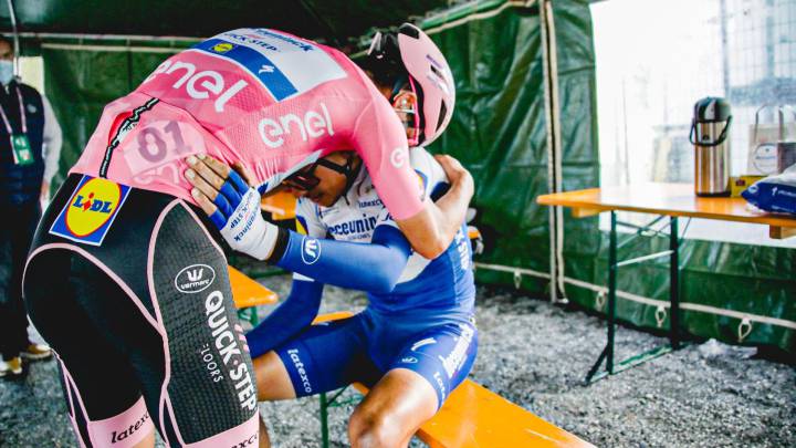 Joao Almeida se abraza a Fausto Masnada tras la 18ª etapa del Giro de Italia con final en Laghi di Cancano y en la que se ascendió al Stelvio.
