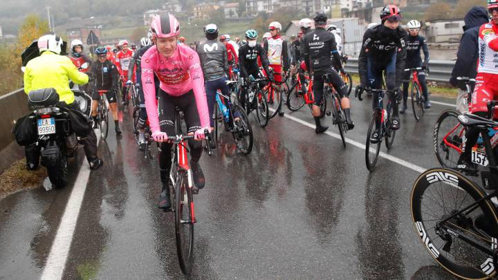 Wilco Kelderman, con la maglia rosa tras el parón del pelotón en la decimonovena etapa del Giro de Italia entre Morbegno y Asti como protesta por la falta de seguridad en la salud de los ciclistas.