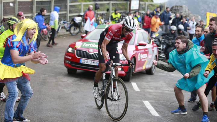Alberto Contador asciende las rampas del Angliru en la vigésima etapa de La Vuelta 2017.