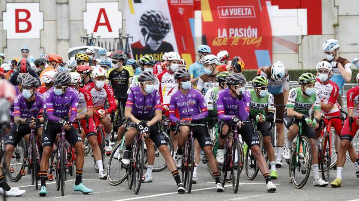 El pelotón, antes de tomar la salida de la primera etapa de La Vuelta 2020 en Irún.