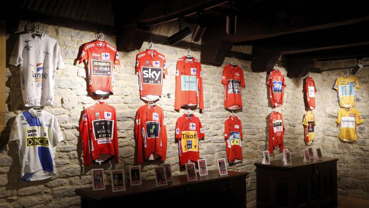 Una exposición de maillots recorre la historia de La Vuelta