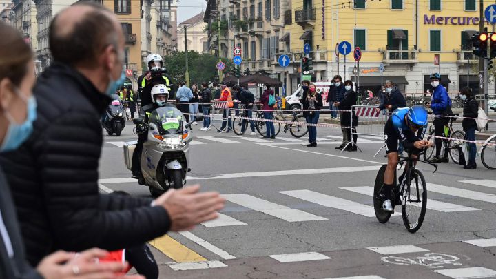 El ciclista belga del NTT Victor Campenaerts rueda en la crono final del Giro de Italia 2020 en Milán.
