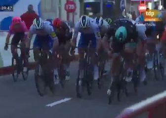 La secuencia del sprint de La Vuelta que ha acabado con descalificación del ganador