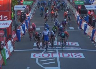 Ackermann gana la etapa por descalificación de Sam Bennett