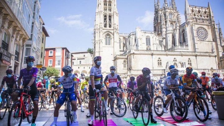La insólita salida de la Vuelta 21: dentro de la Catedral de Burgos