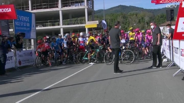 Protesta del Ineos por una decisión de los jueces UCI que retrasa la salida de la etapa