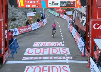 Exhibición histórica de Carthy en el Angliru; Carapaz, líder