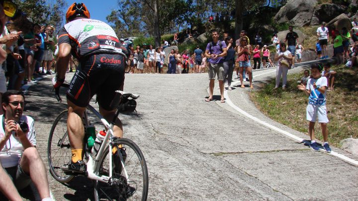 Un ciclista asciende las rampas del Mirador de Ézaro durante la Gran Fondo de Ézaro 2016.