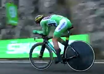 Roglic gana la crono de Ézaro y recupera el rojo ante Carapaz