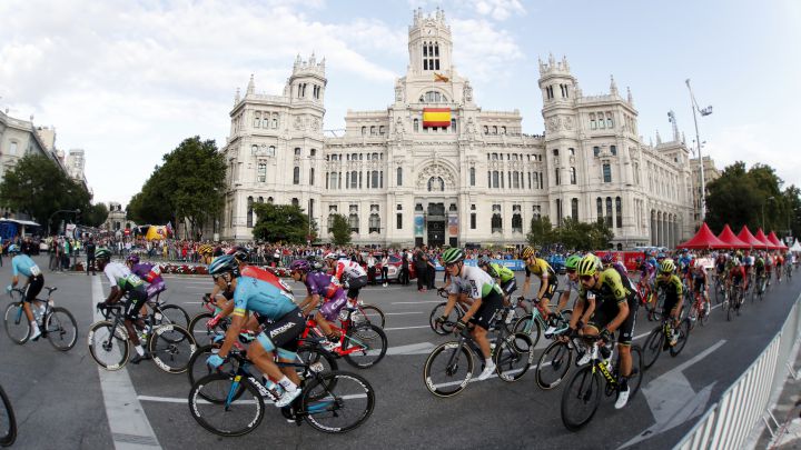 El pelotón pasa por delante de la Cibeles durante la última etapa de La Vuelta 2019 con final en Madrid. 