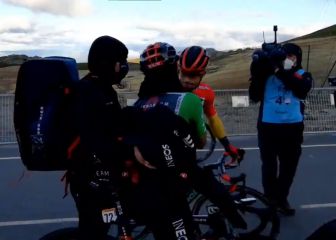 El saludo entre Roglic y Carapaz tras la victoria del esloveno en La Vuelta 2020