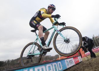 Van Aert regresa al barro con una tercera posición en Tabor